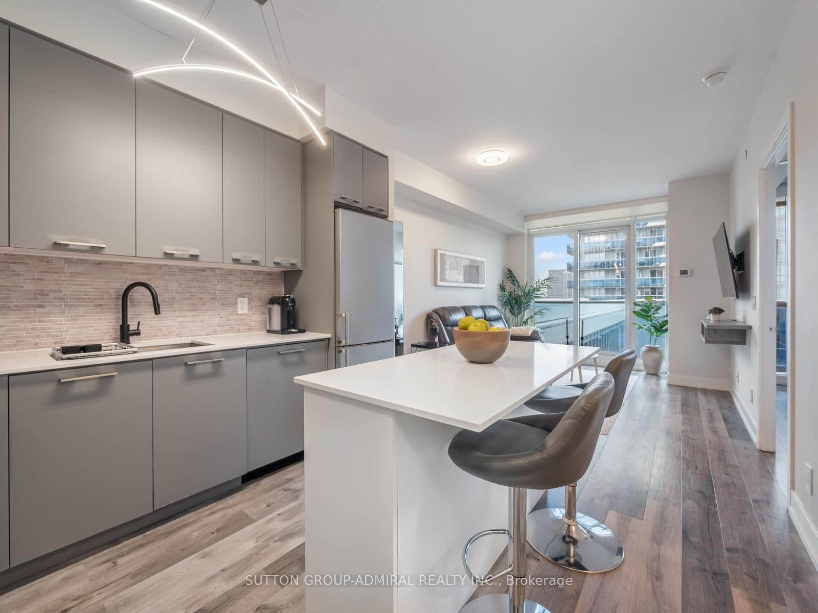 #813 - 9471 Yonge Street