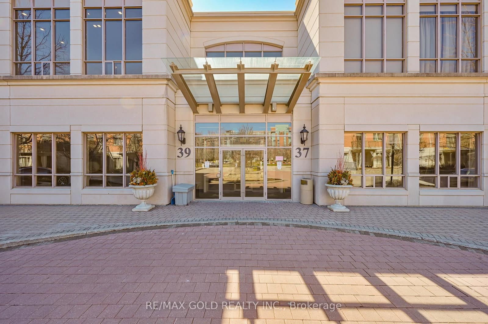 #319 - 37 Galleria Parkway