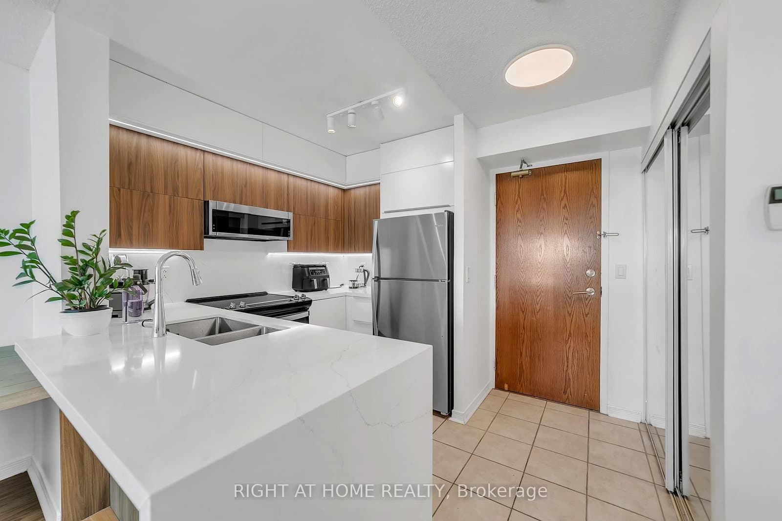 #1202 - 11 Oneida Crescent