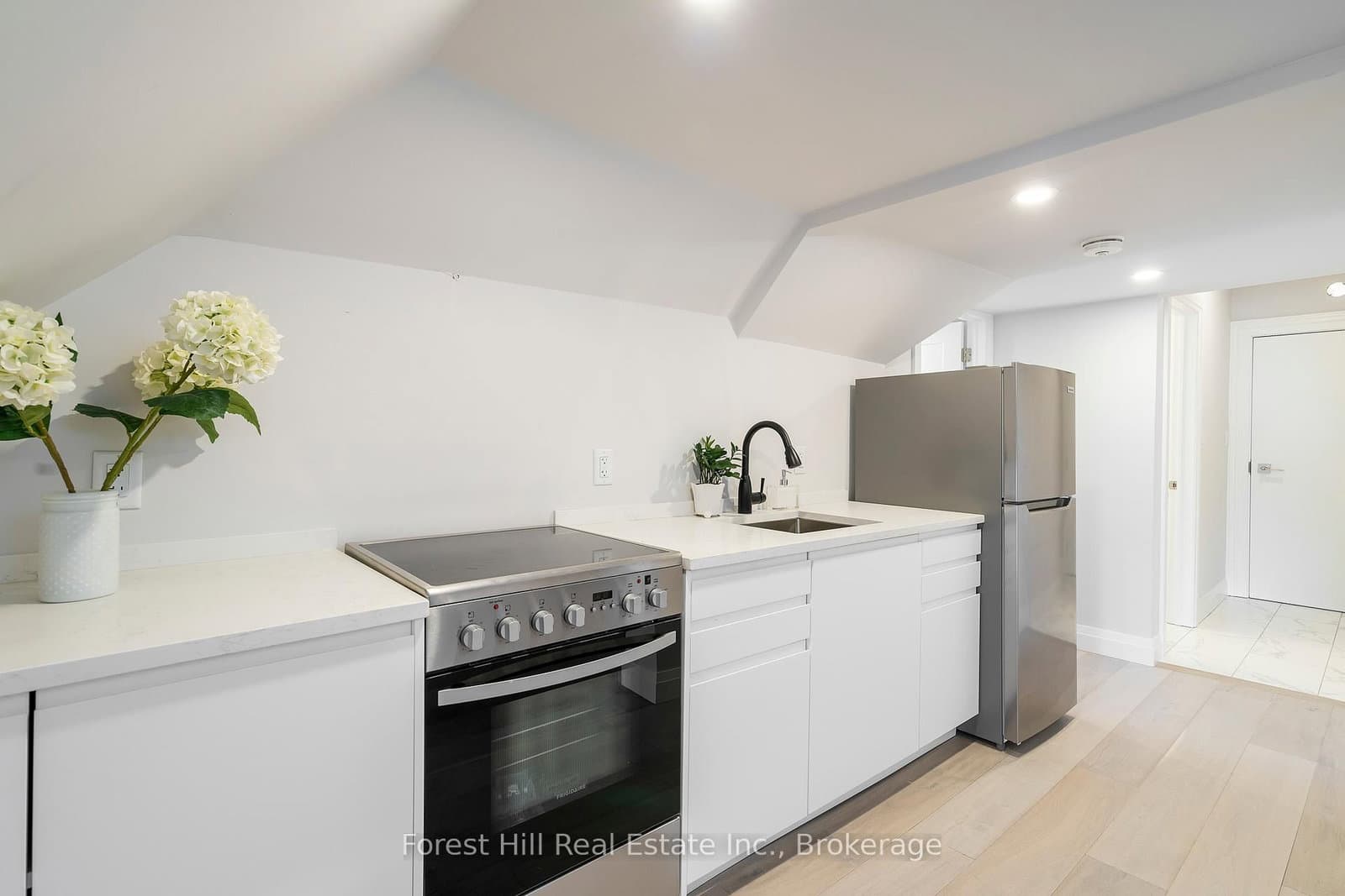 114 ONTARIO Street, Unit B