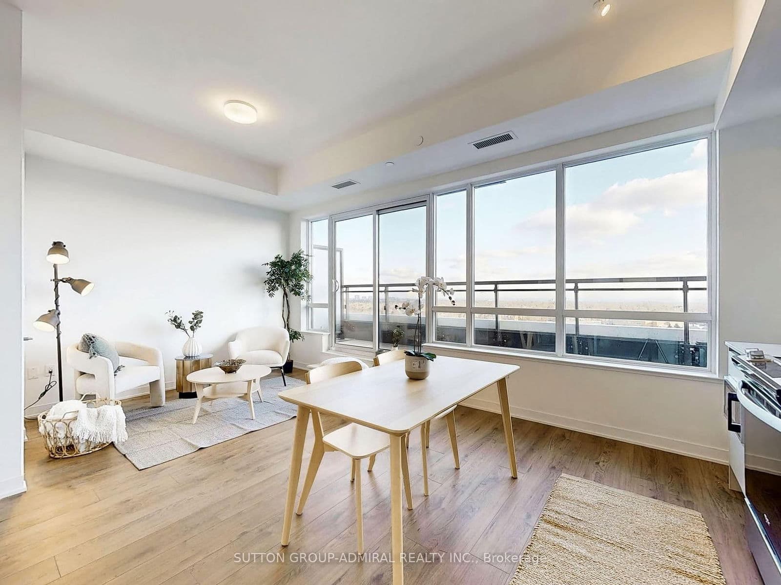 395 Dundas Street W, Unit LPH15