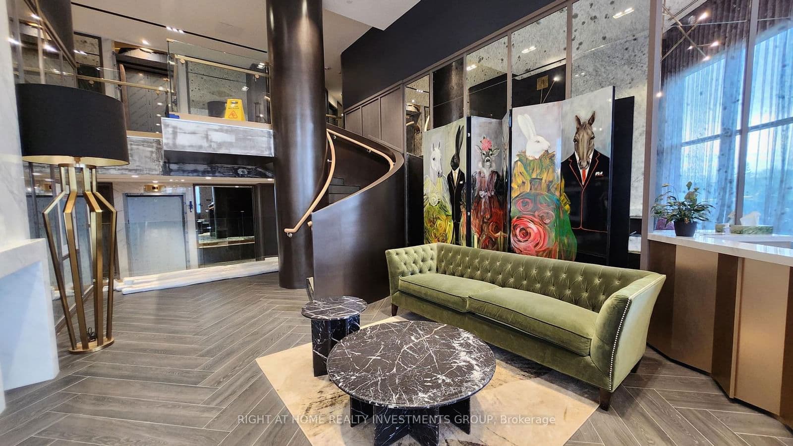 395 Dundas Street W, Unit 805