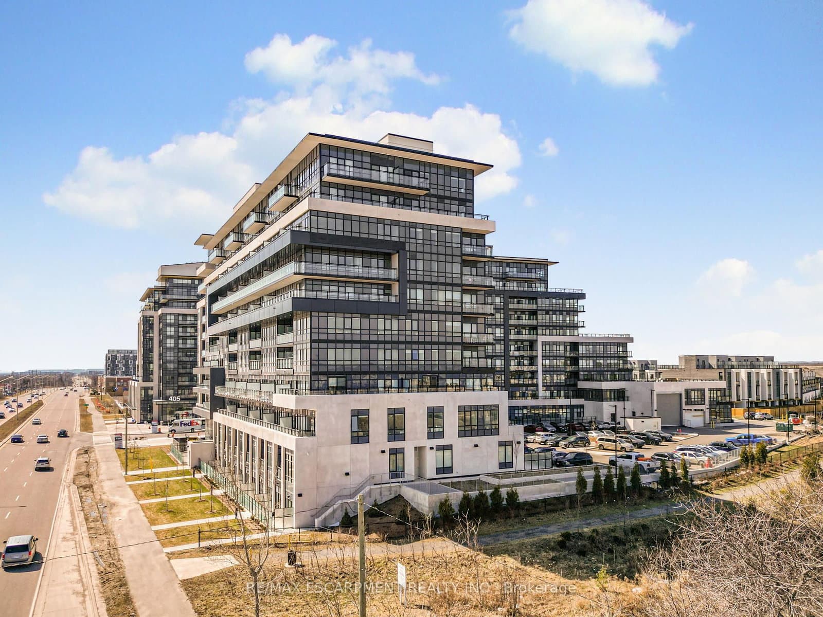 395 Dundas Street W, Unit 118