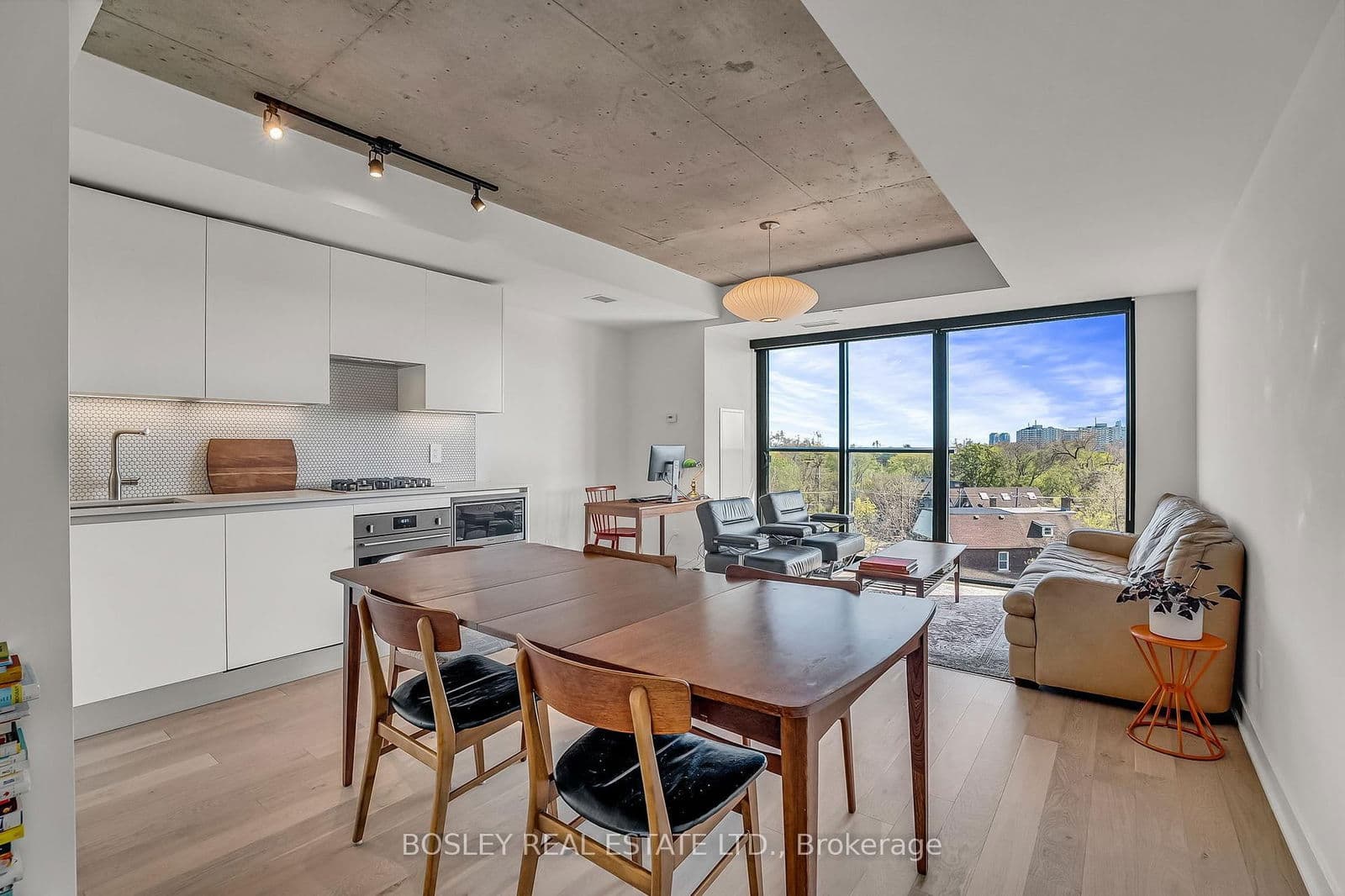 2720 Dundas Street W, Unit 522