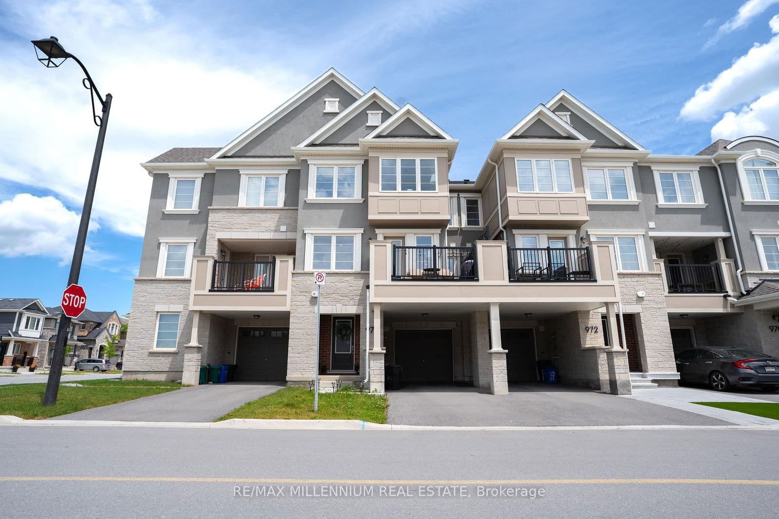 974 Hickory Crescent