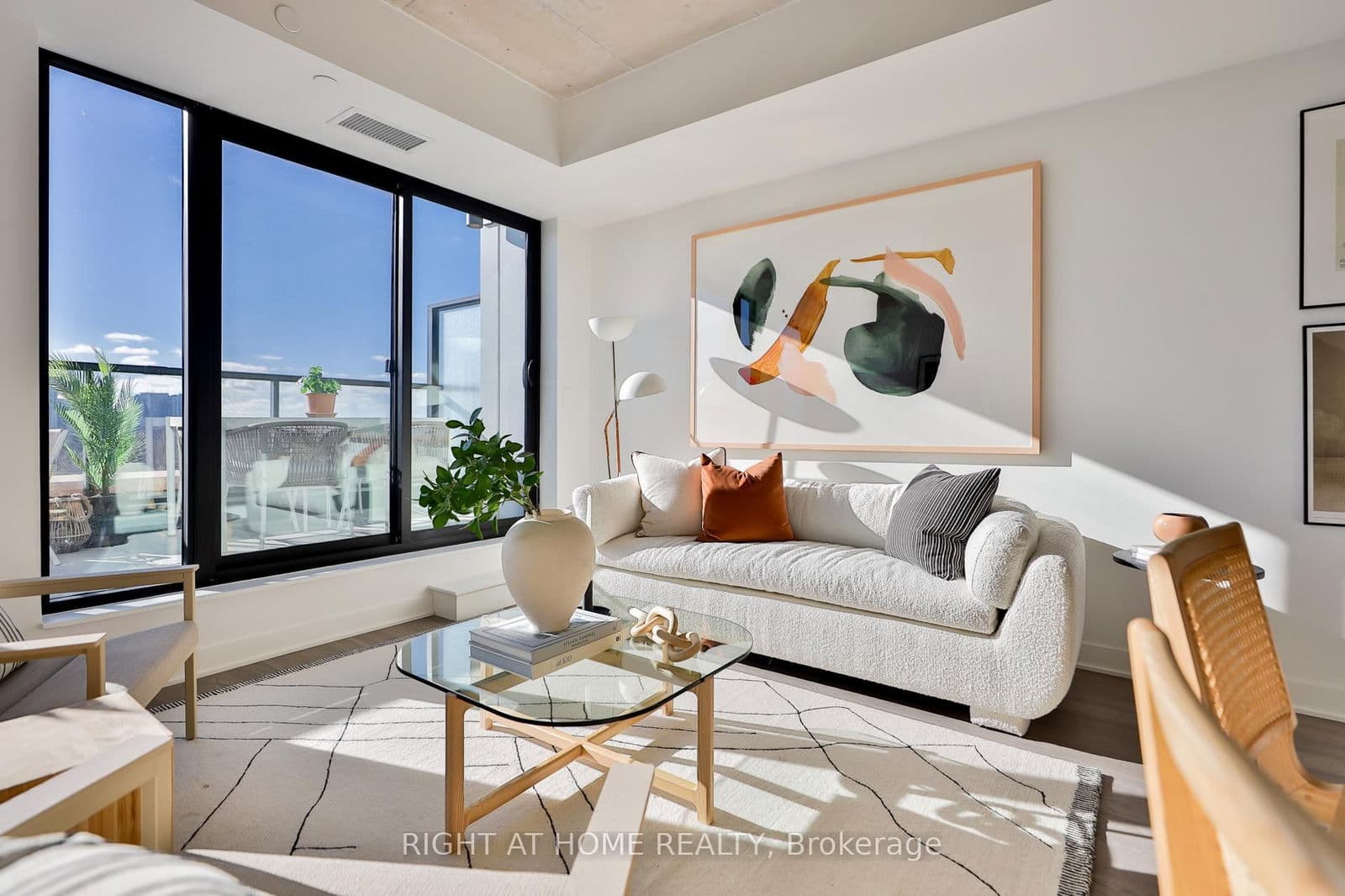 #604 - 2720 Dundas Street W