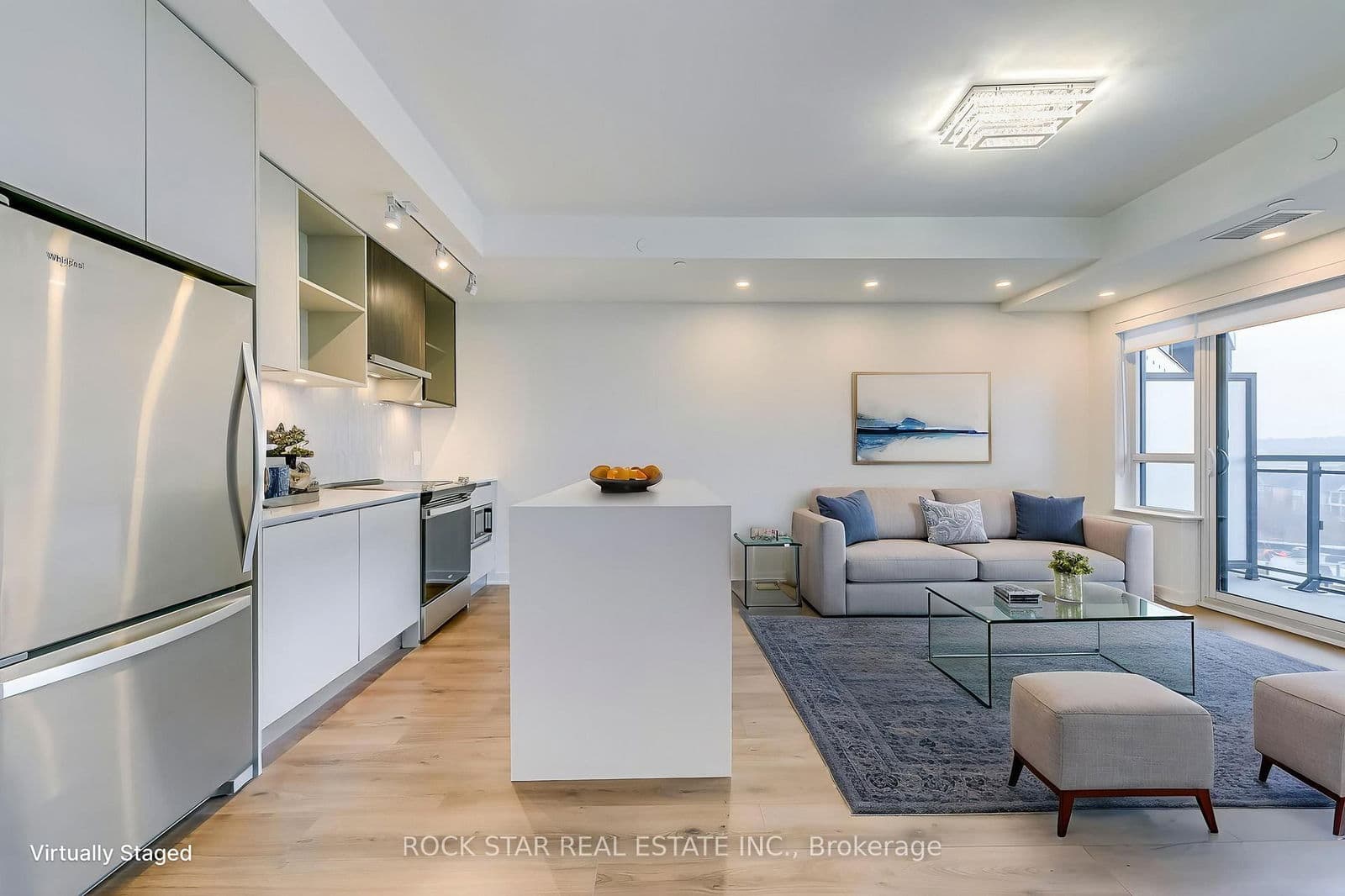 #601 - 395 Dundas Street W