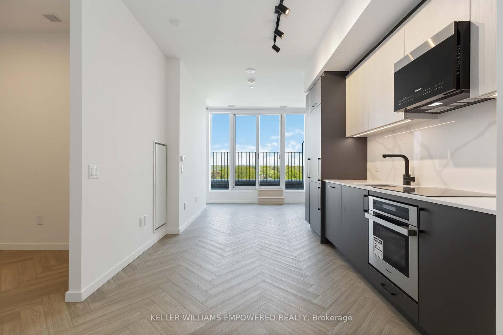 #818 - 689 The Queensway Street