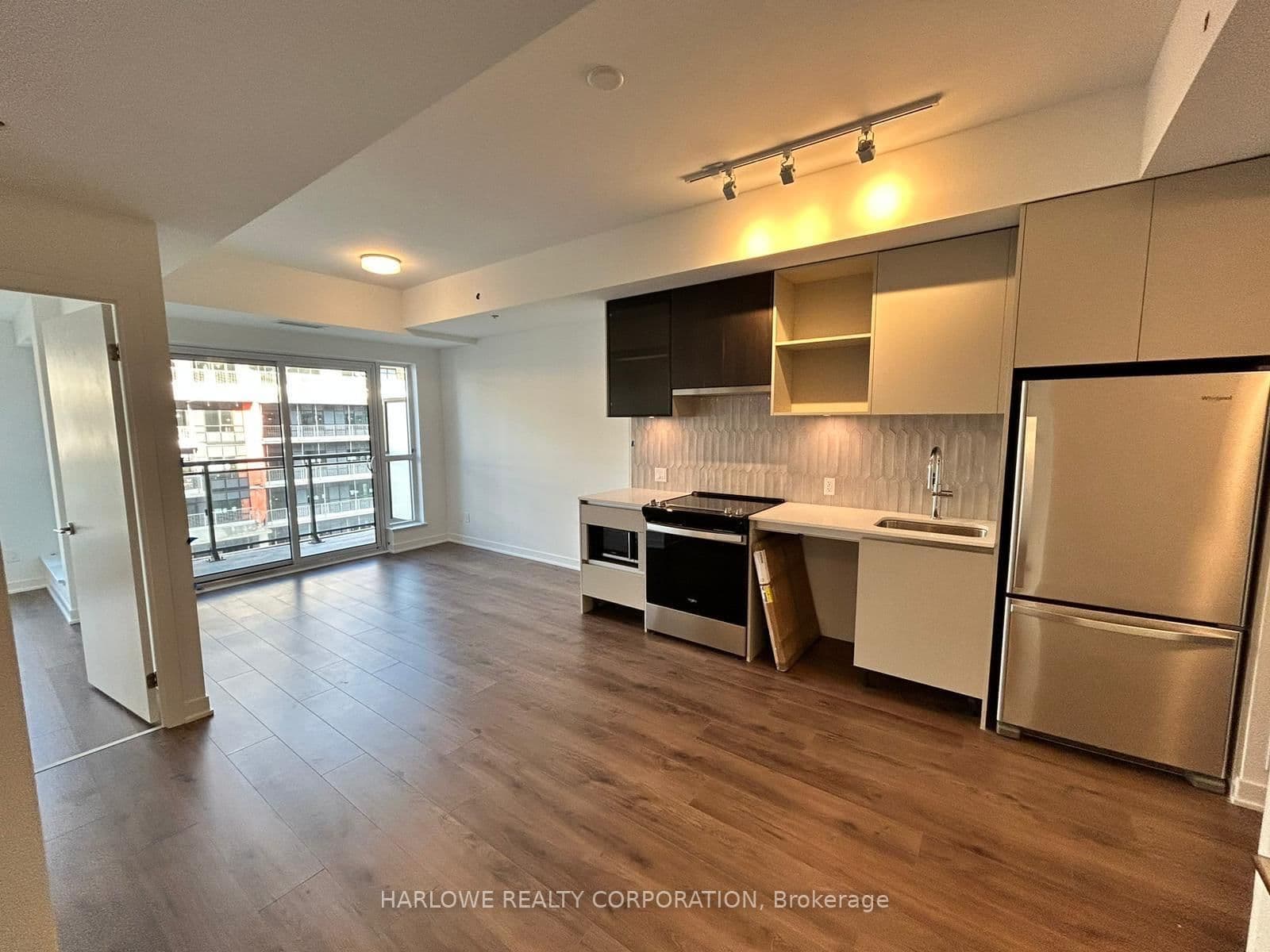 405 Dundas Street W, Unit 816