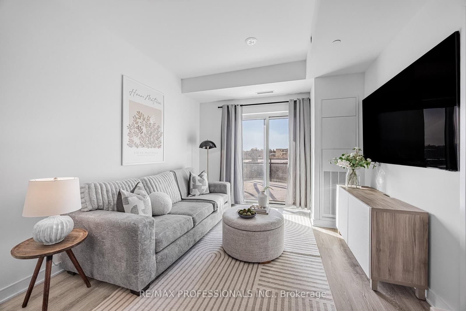 #906 - 25 Neighbourhood Lane