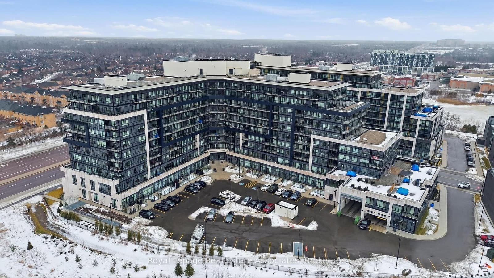 395 Dundas Street W, Unit 416