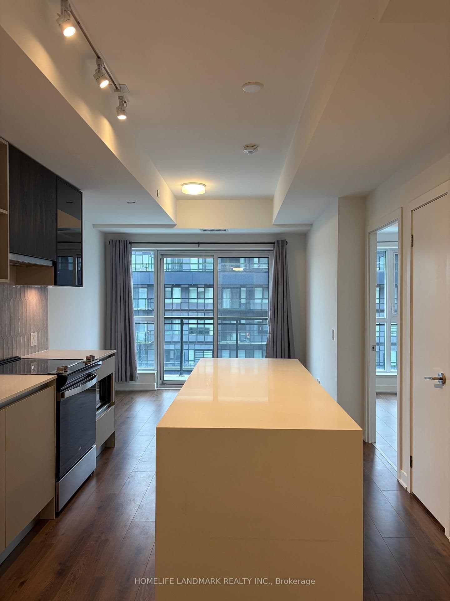 405 Dundas Street W, Unit 814