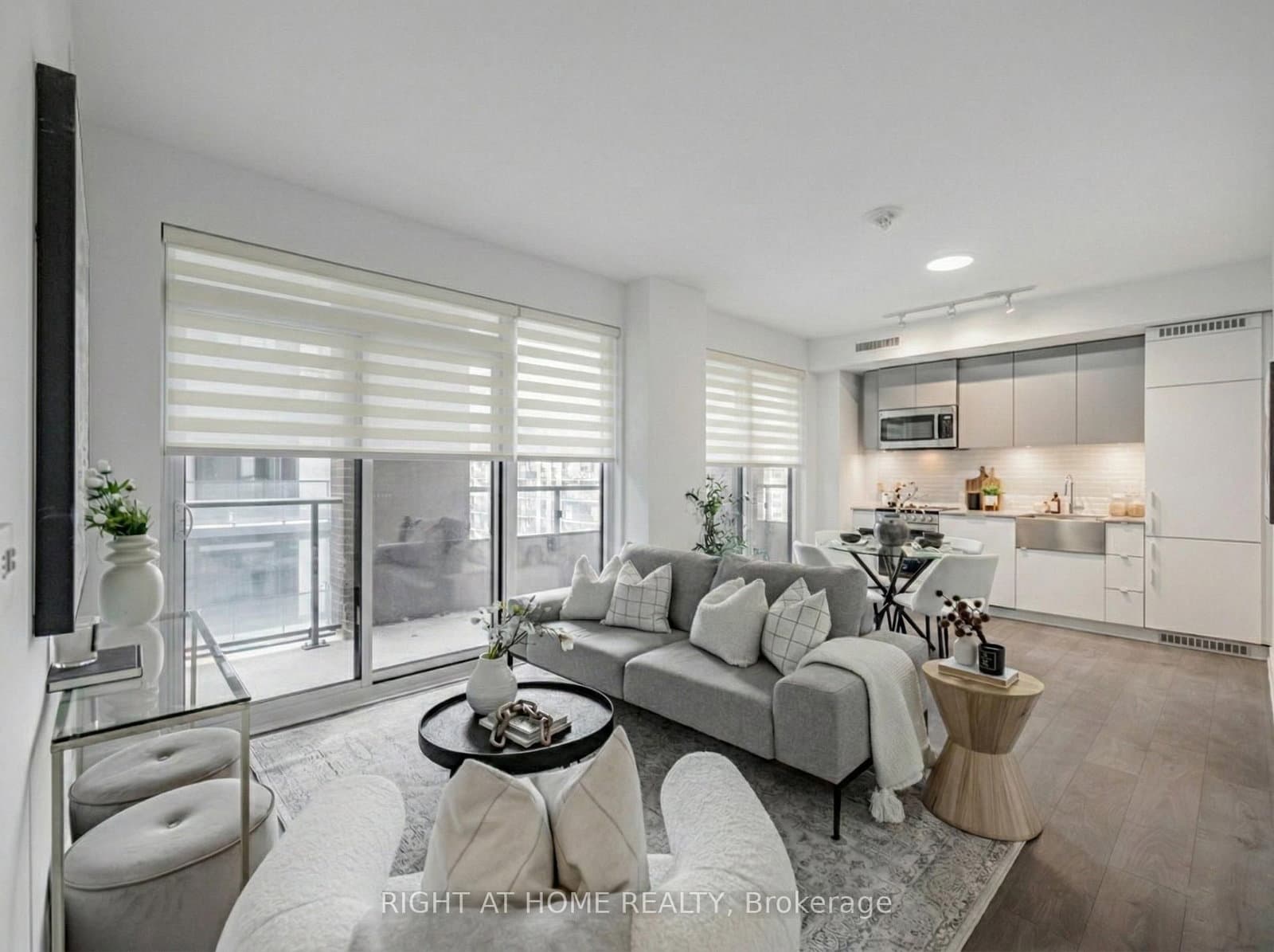 #815 - 270 Dufferin Street