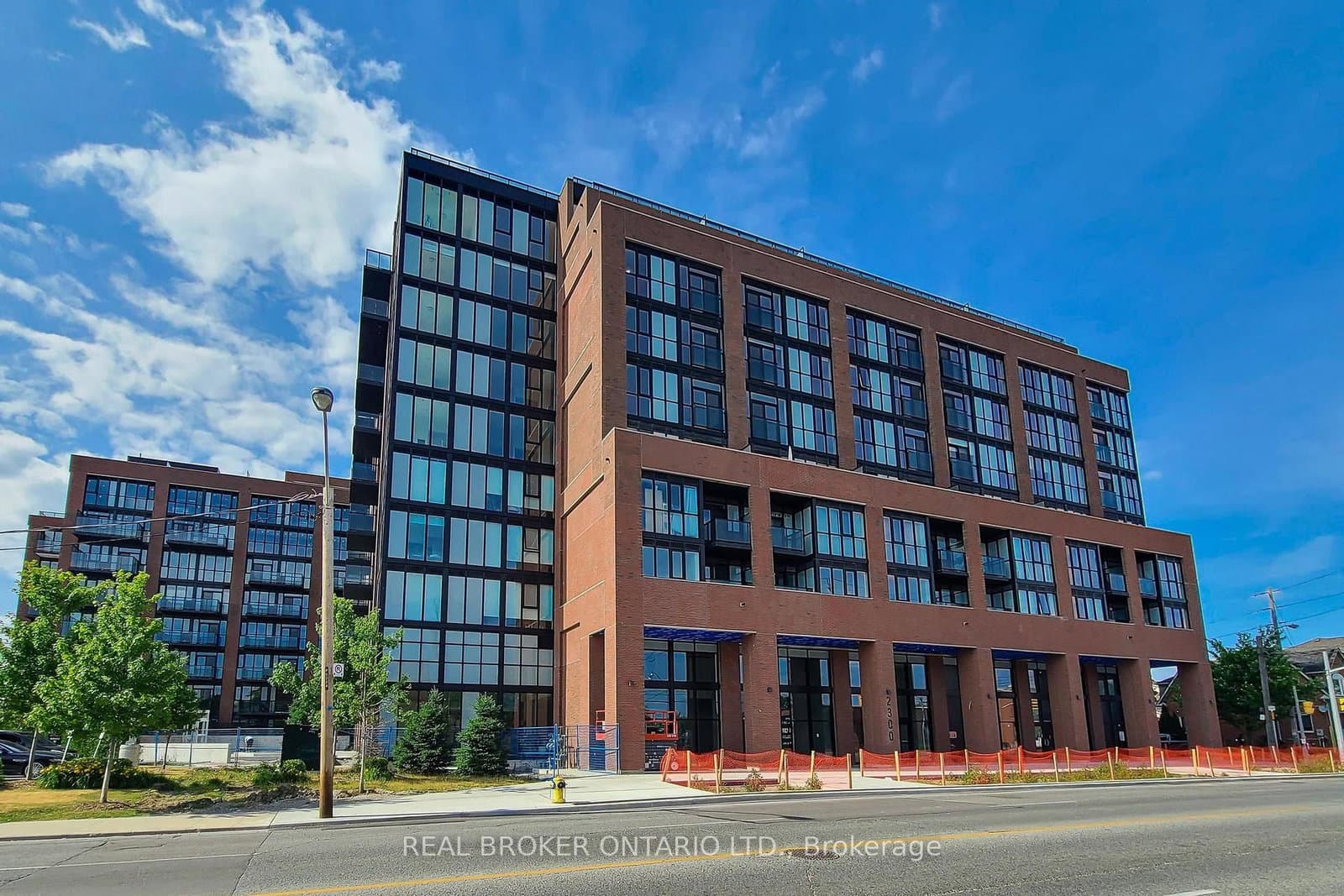 2300 St Clair Avenue W, Unit 915