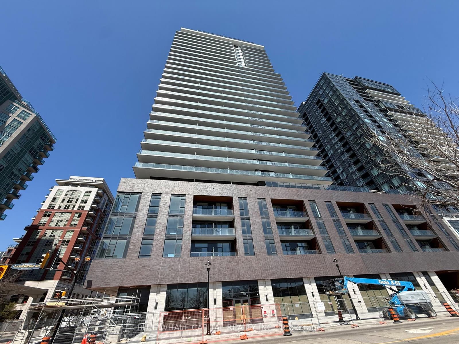 #307 - 2075 Lakeshore Road