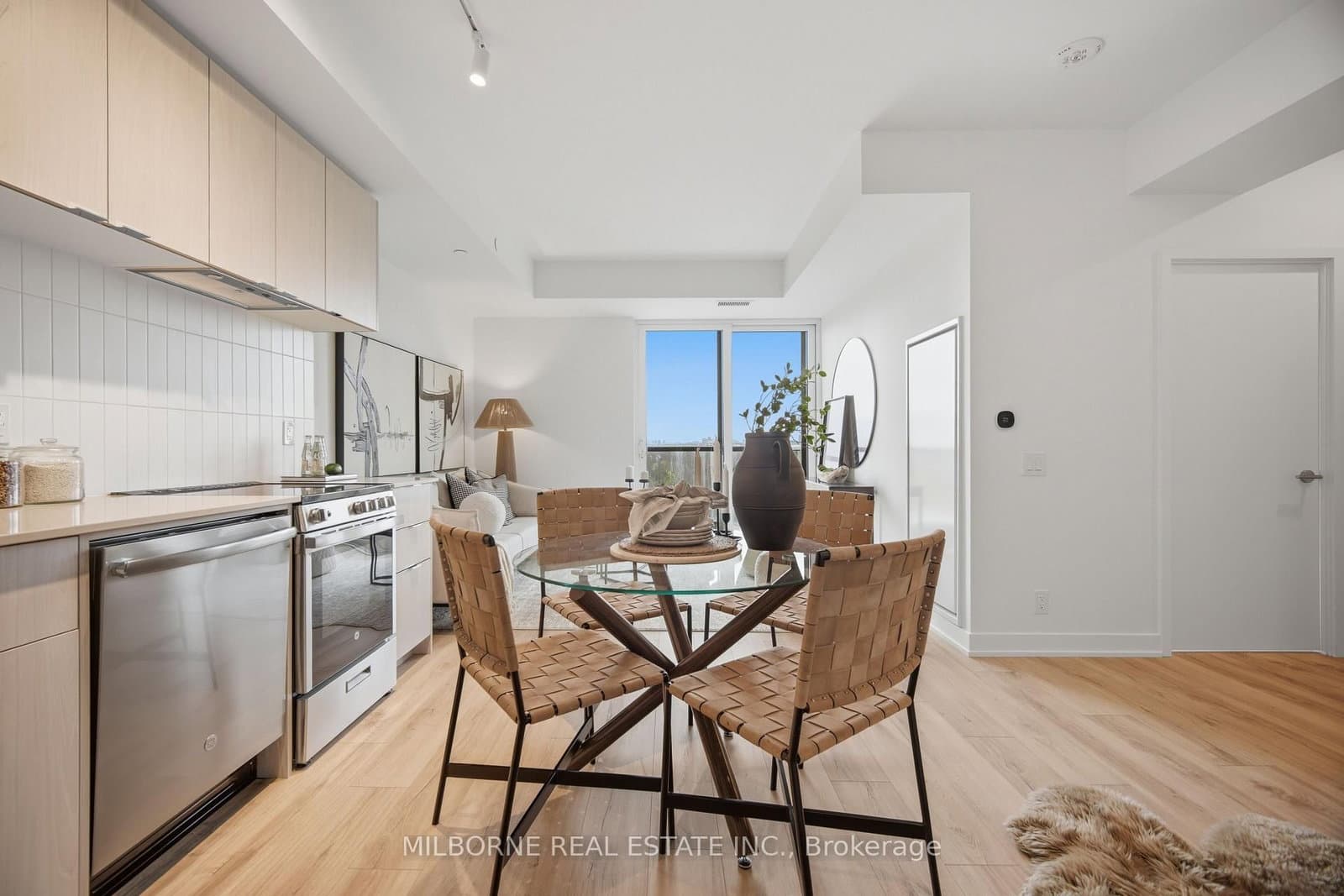 #1002 - 1660 Bloor Street W