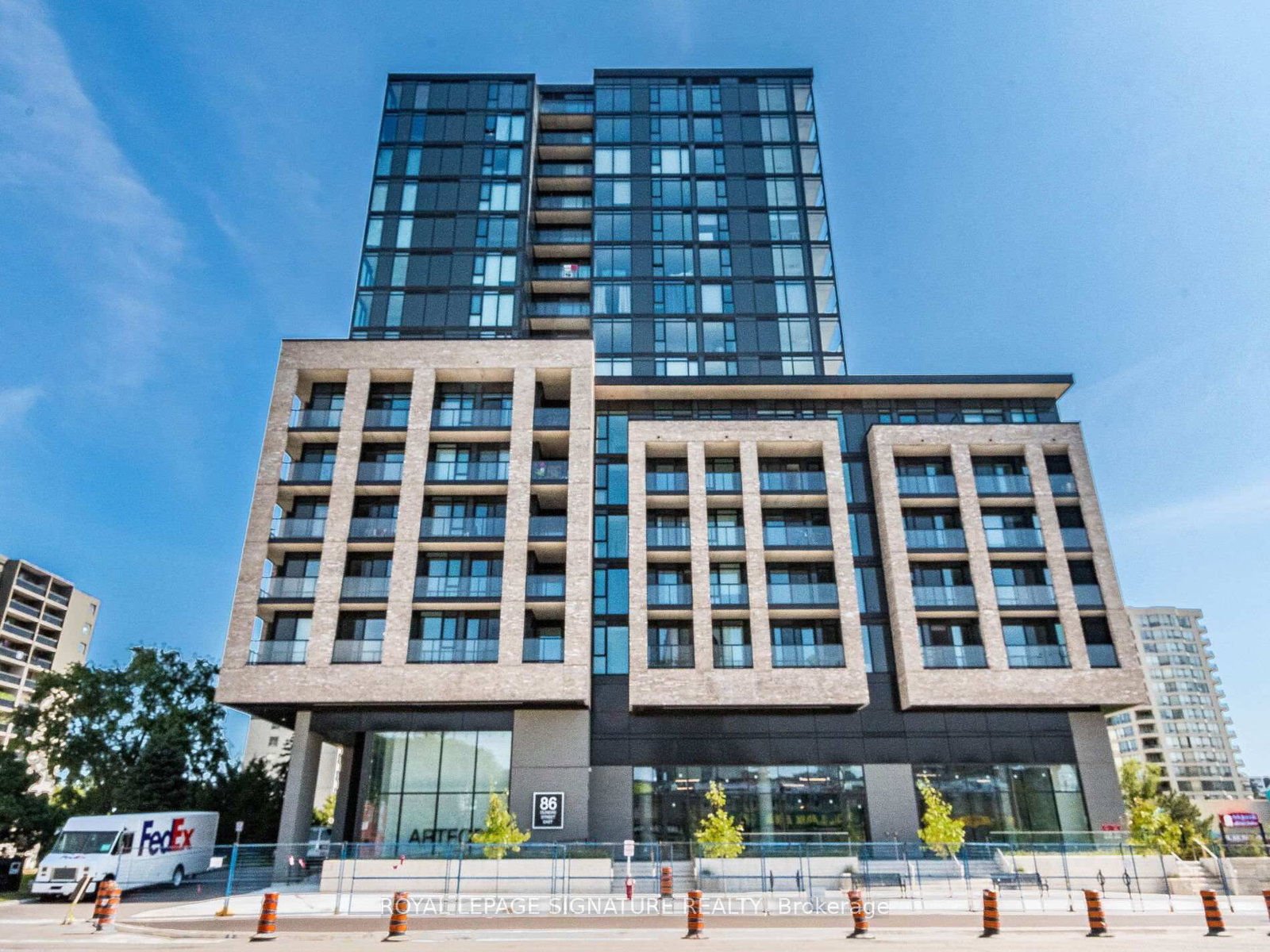 #622 - 86 Dundas Street E