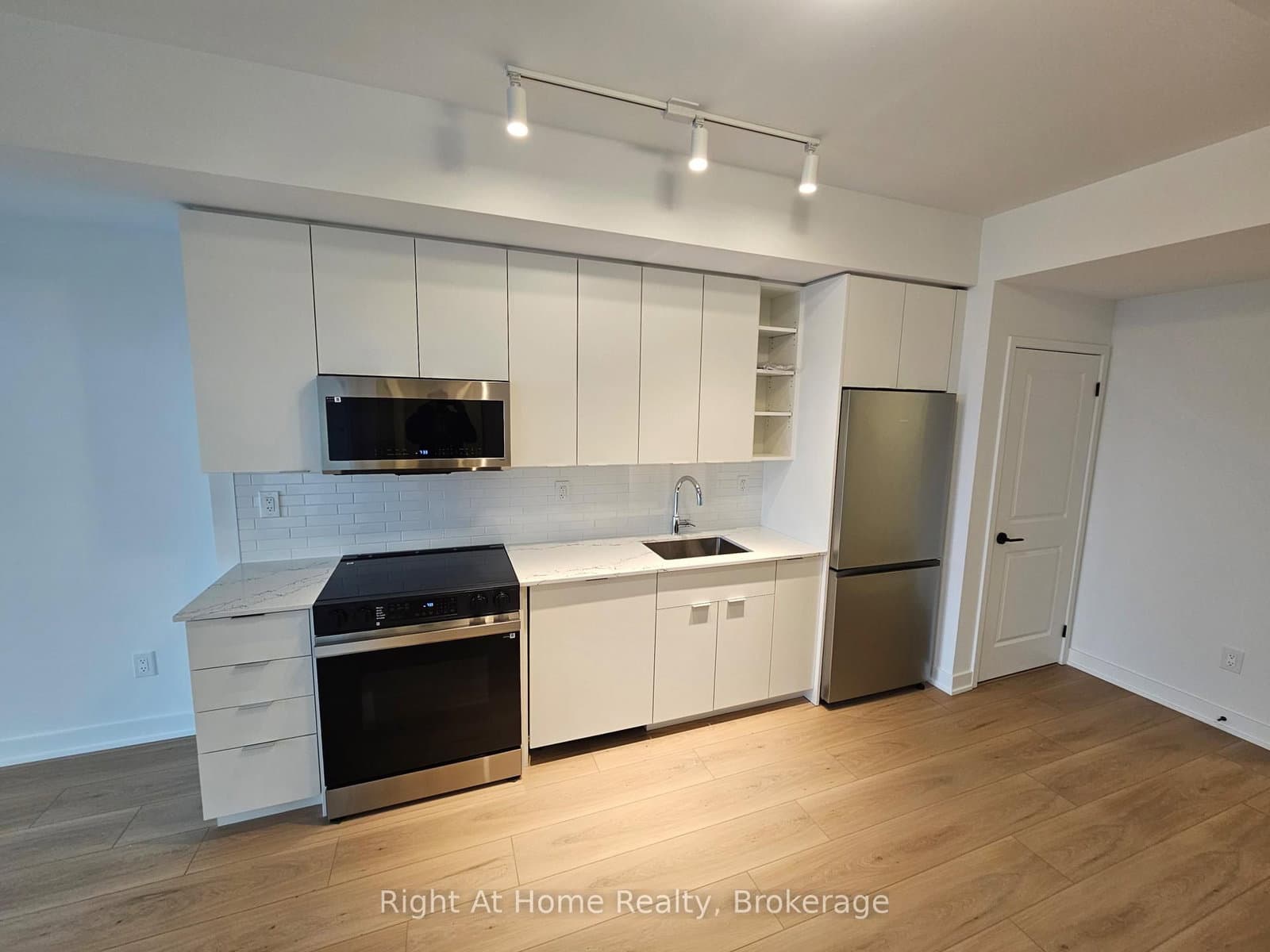 #810 - 2075 Lakeshore Road