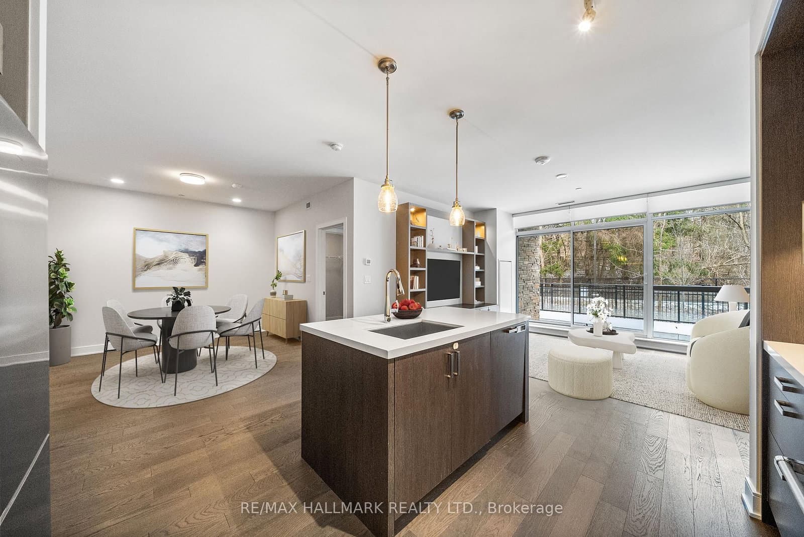 #111 - 1575 Lakeshore Road W