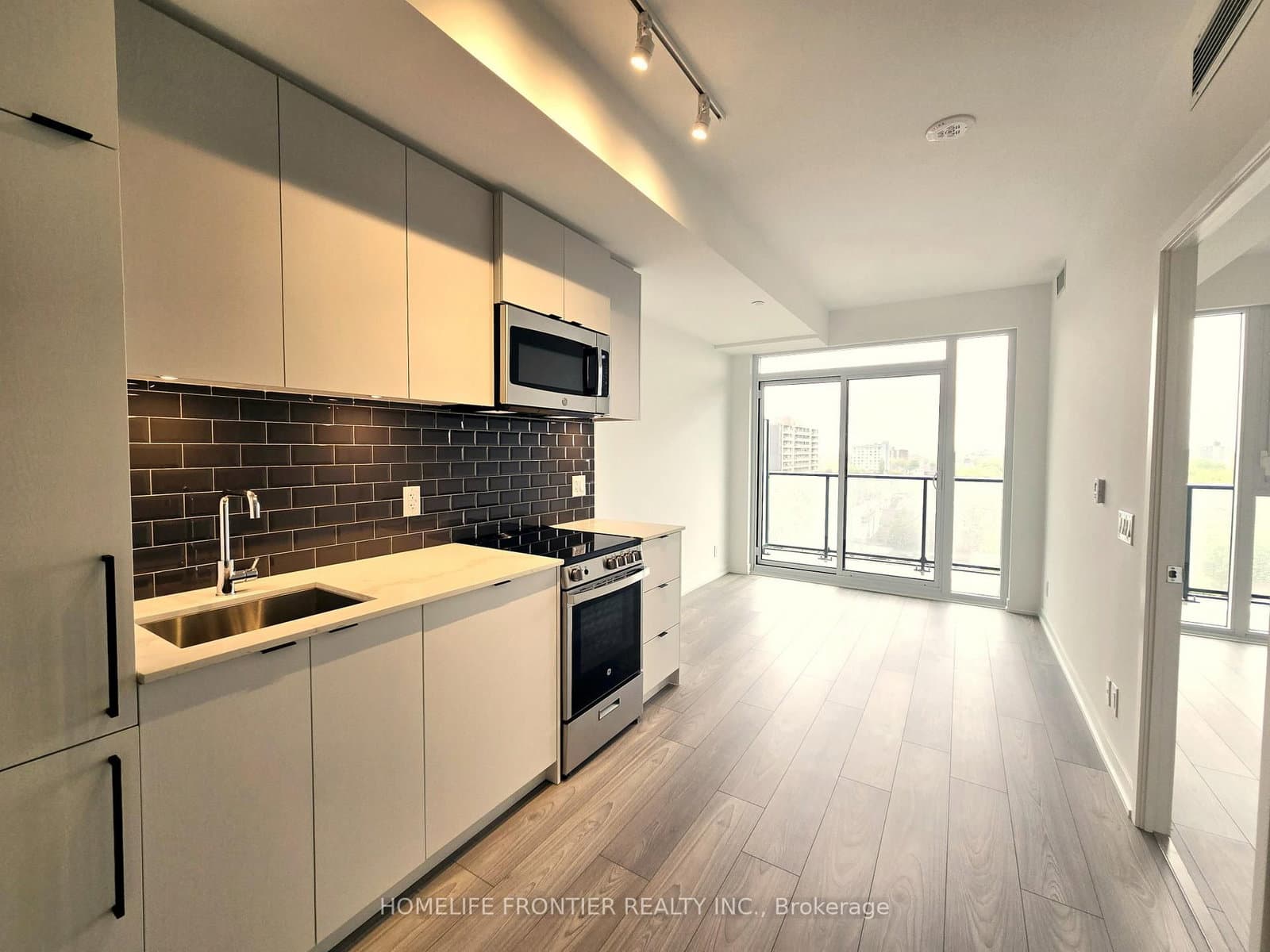 #822 - 285 Dufferin Street