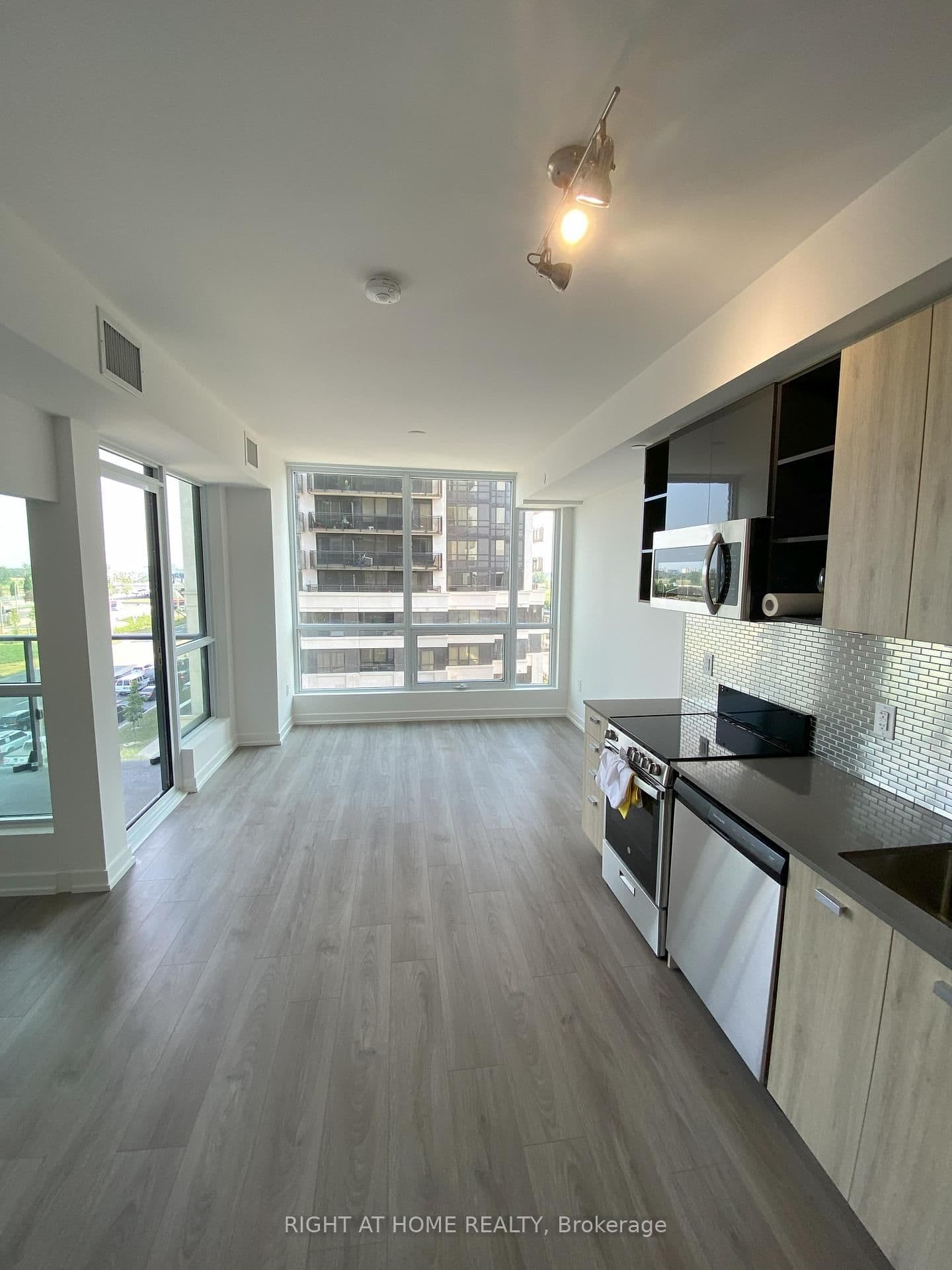 #512 - 10 De Boers Drive