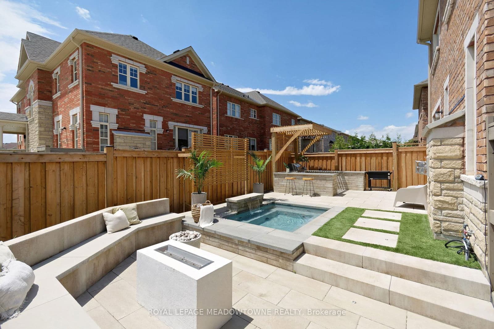 125 Burnhamthorpe Road E