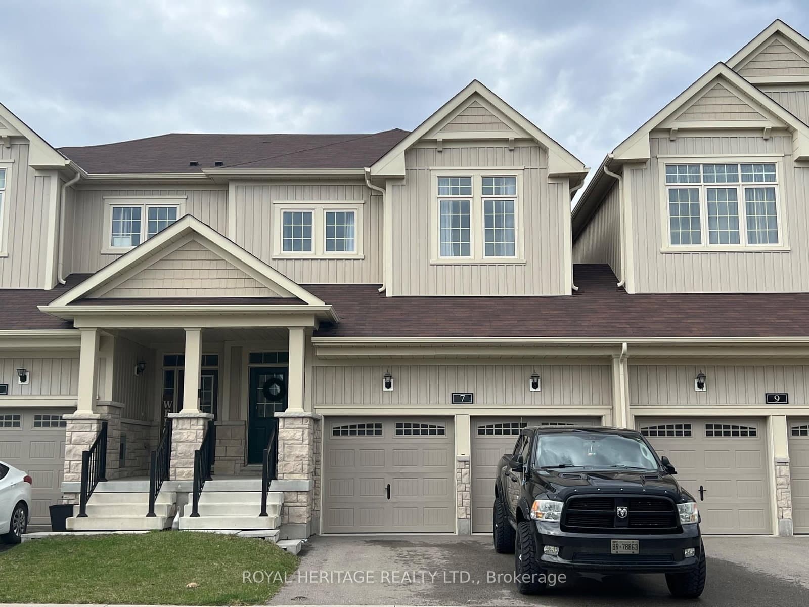 7 Highlands Boulevard