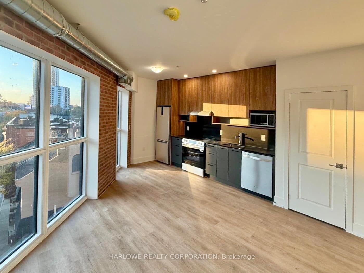 206 King Street W, Unit 402