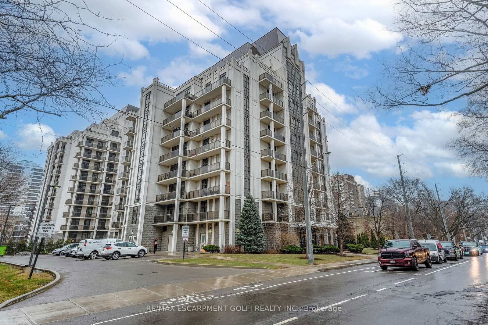 90 Charlton Avenue W, Unit 409