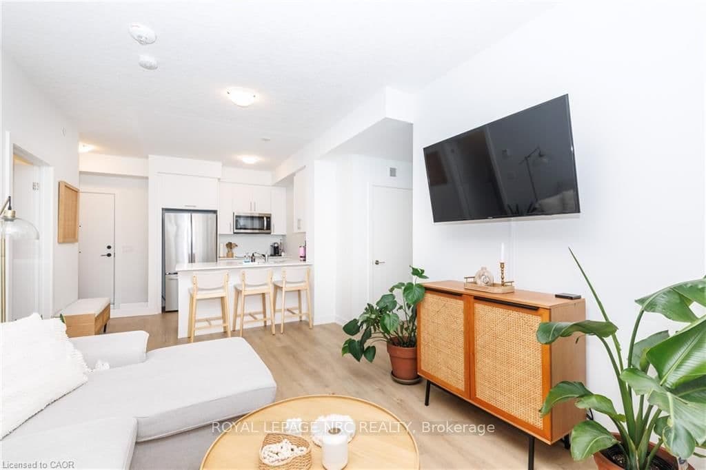 #501 - 600 North Service Road