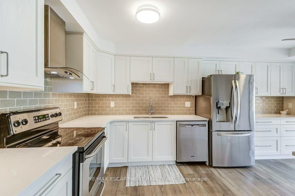 #9D - 67 CAROLINE Street S