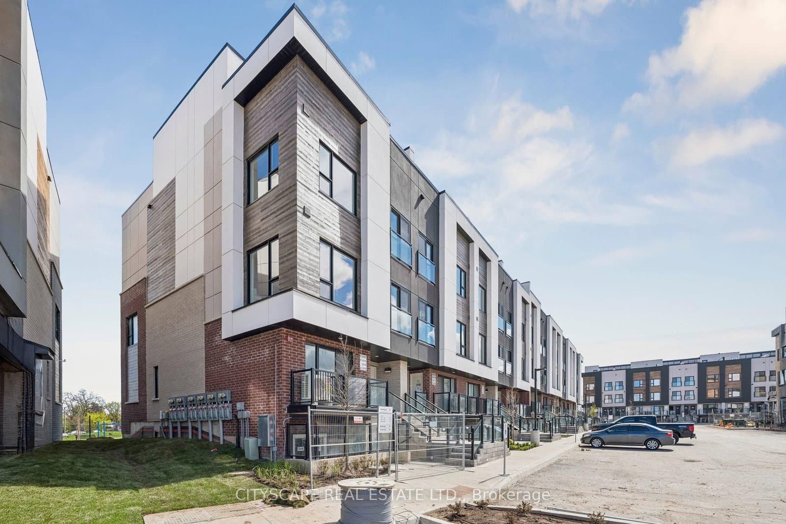16 Melbourne Avenue, Unit 201B