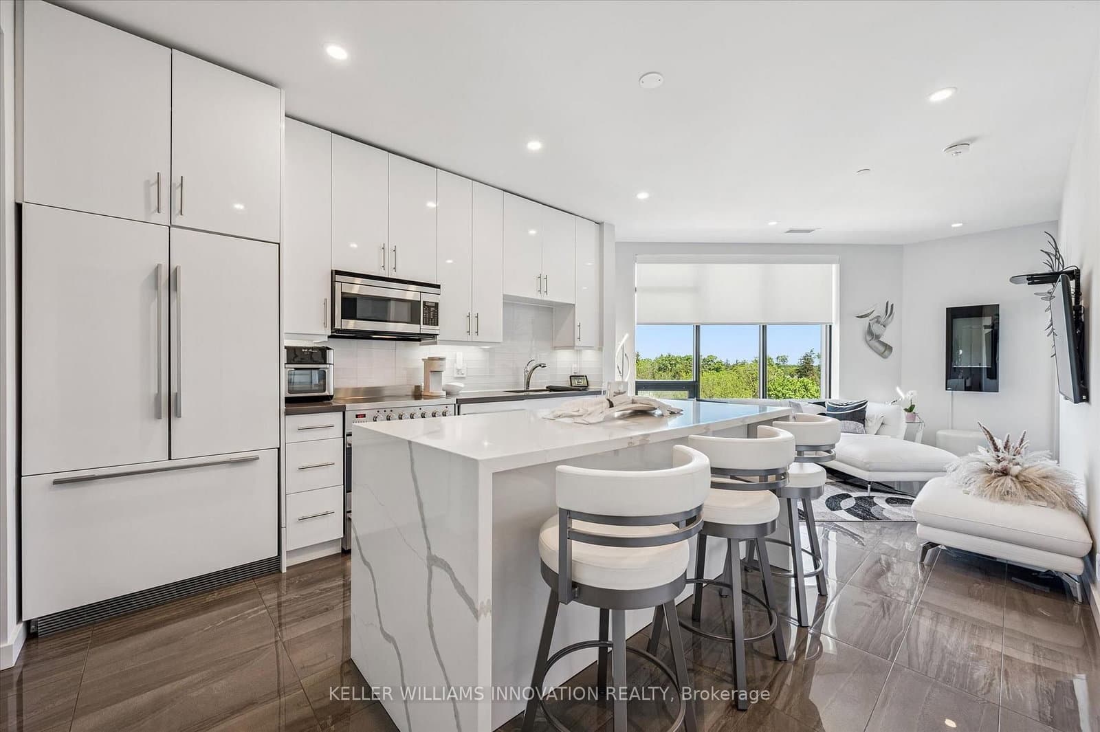 #623 - 690 King Street W