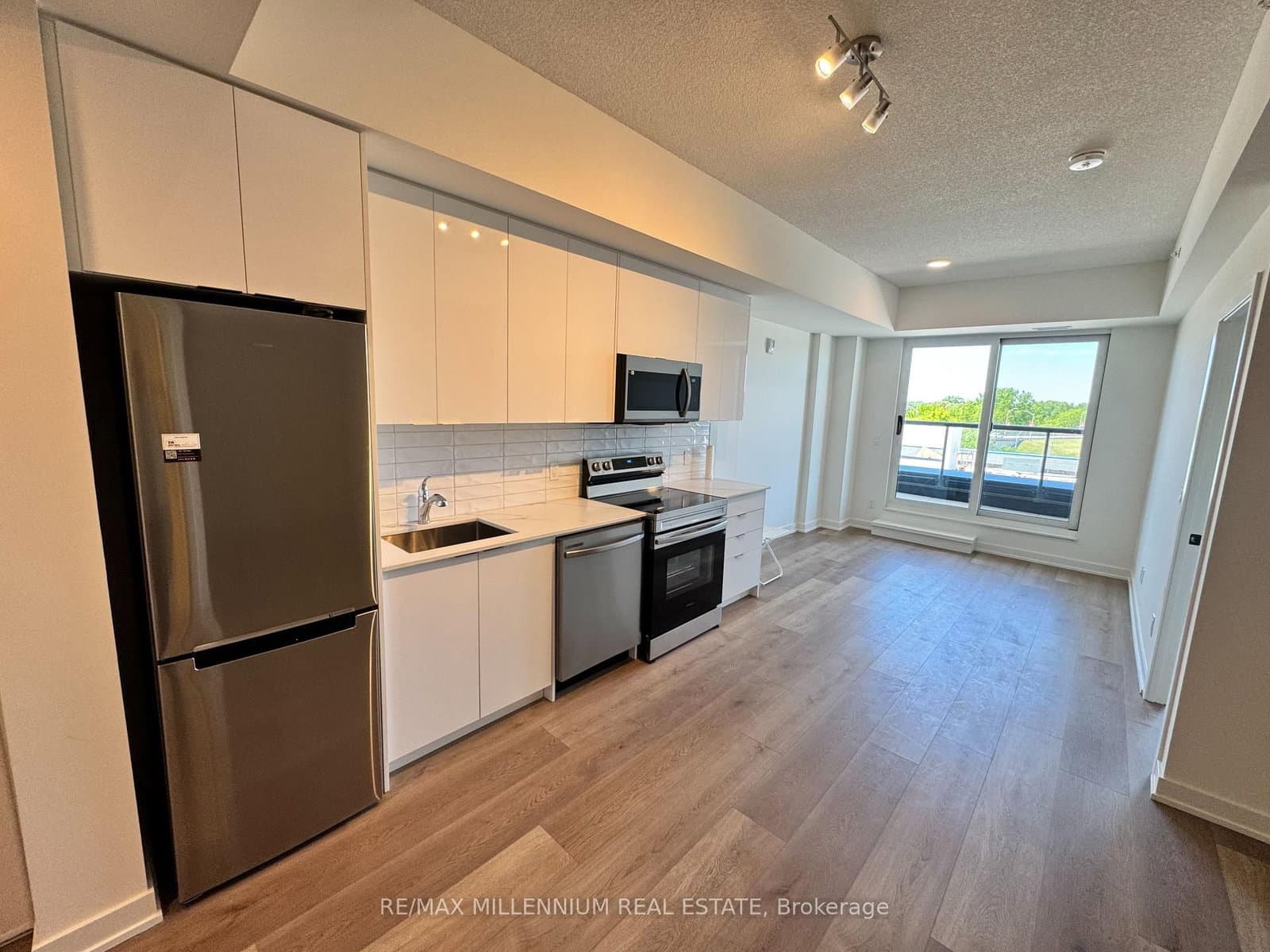 #513 - 33 Erie Avenue