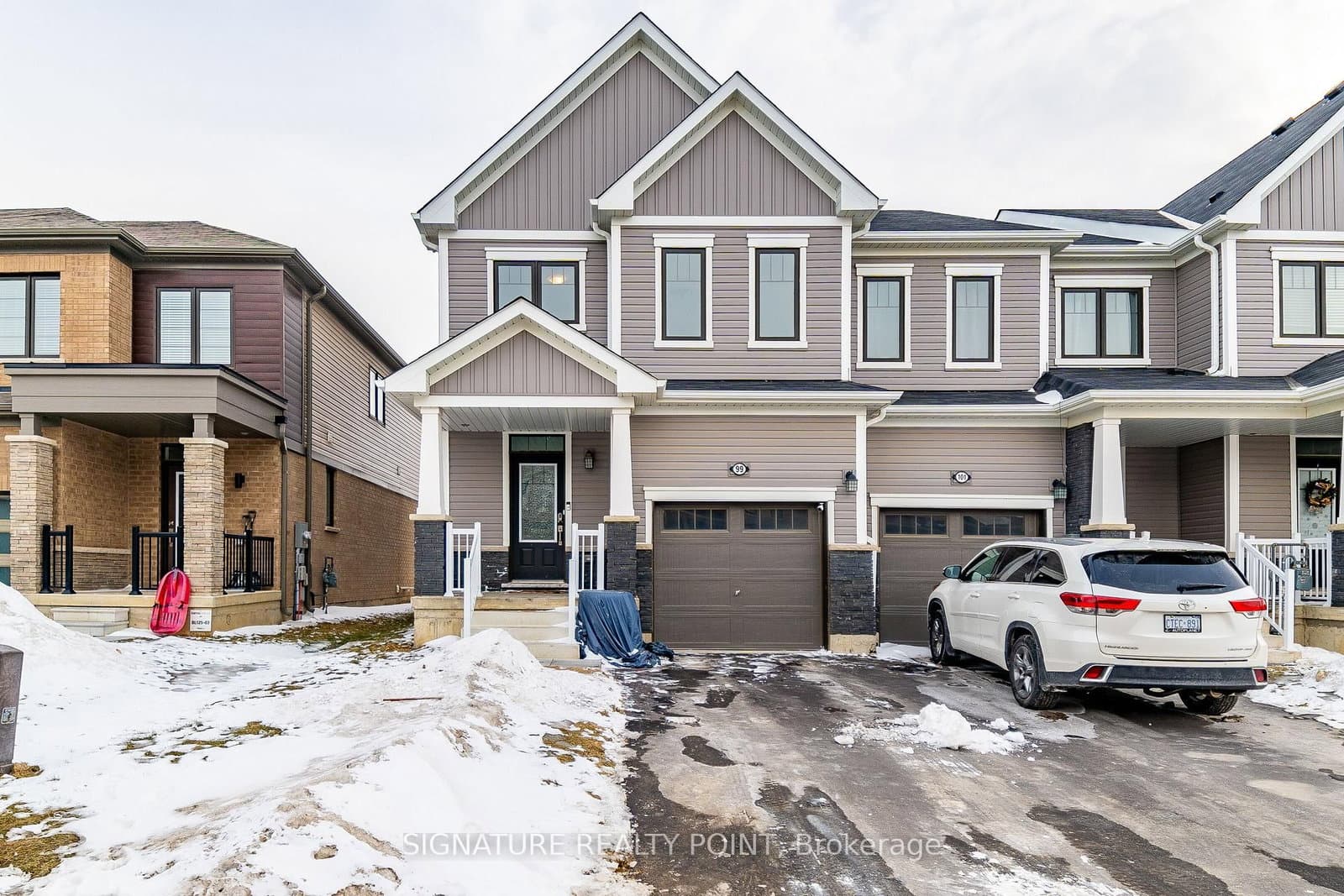 99 Oaktree Drive, Unit Upper